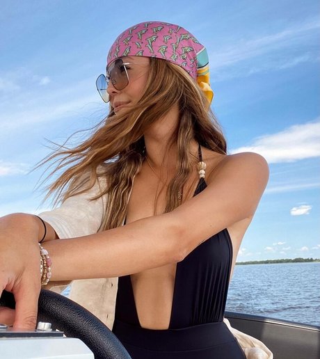 Naakte gelekte OnlyFans-foto van Izabella Krzan