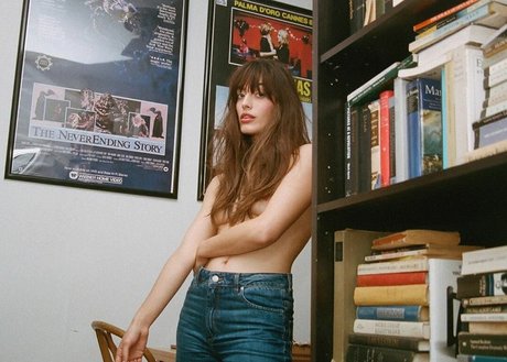 Naakte gelekte OnlyFans-foto van Louise Follain