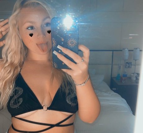 Naakte gelekte OnlyFans-foto van Hannah Rose