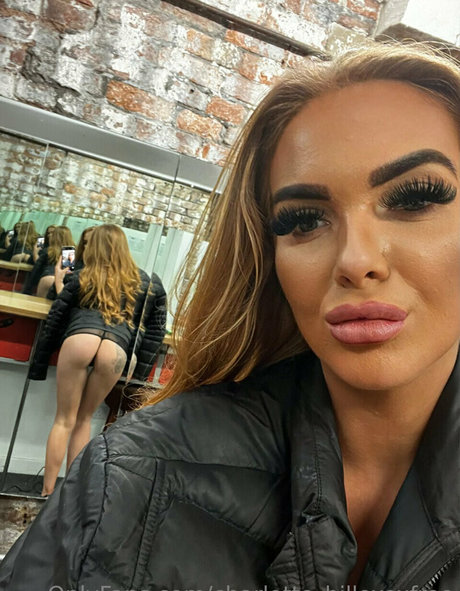 Naakte gelekte OnlyFans-foto van Charlotte Hill
