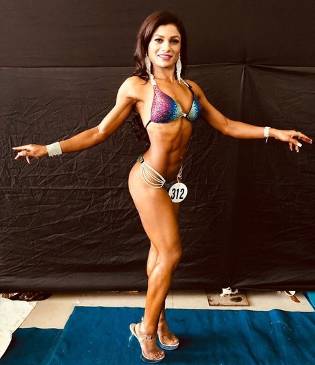 Naakte gelekte OnlyFans-foto van Mona Bhavsar