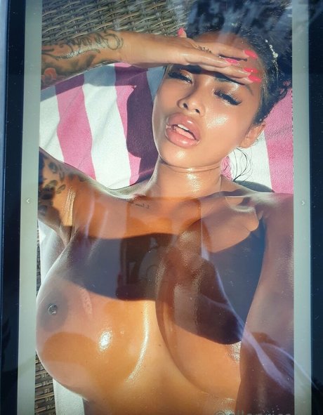 Naakte gelekte OnlyFans-foto van Elle Price