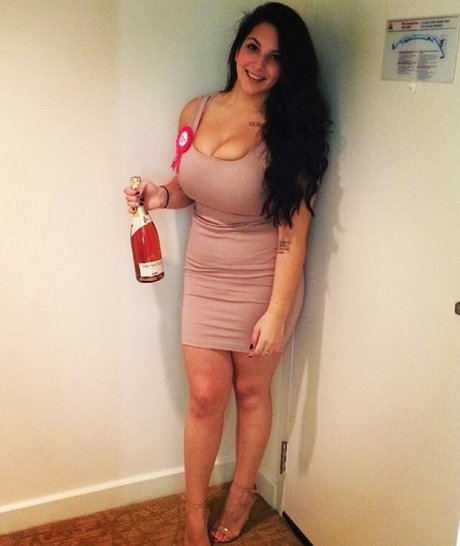 Naakte gelekte OnlyFans-foto van Masha Desales