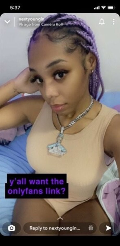 Naakte gelekte OnlyFans-foto van Baddie Kaine
