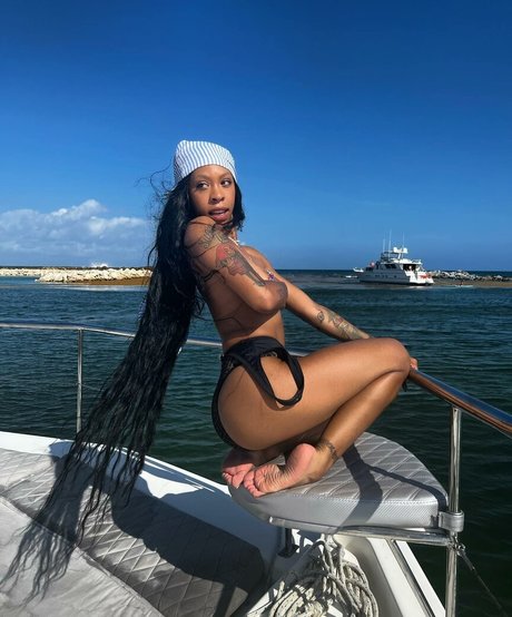 Naakte gelekte OnlyFans-foto van Rico Nasty