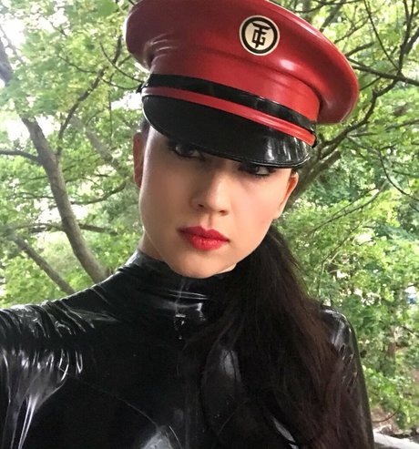 Naakte gelekte OnlyFans-foto van Lady Mephista