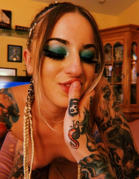Naakte gelekte OnlyFans-foto van Inksta Angel