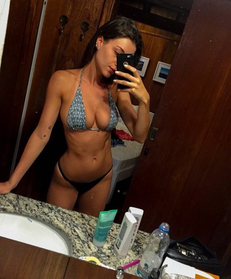 Naakte gelekte OnlyFans-foto van Ana Karoline