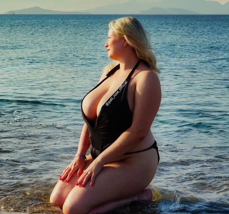 Naakte gelekte OnlyFans-foto van Patirose