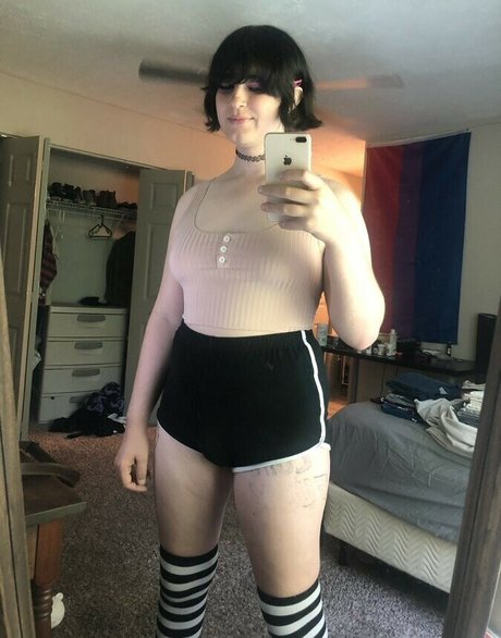 Naakte gelekte OnlyFans-foto van Scarlet Skeie