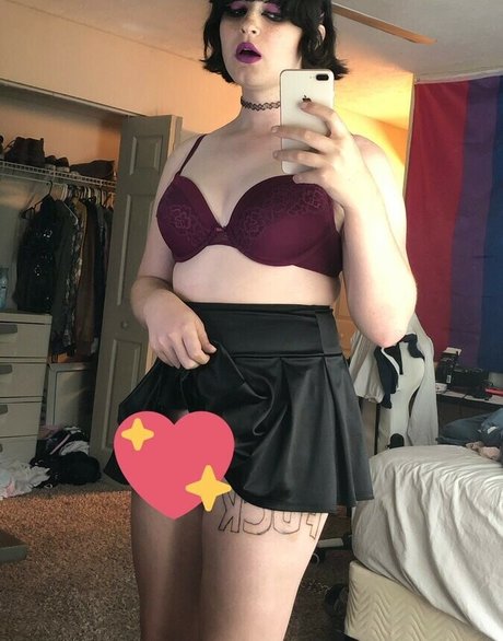 Naakte gelekte OnlyFans-foto van Scarlet Skeie