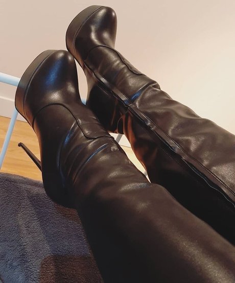 Naakte gelekte OnlyFans-foto van Kay Morgan