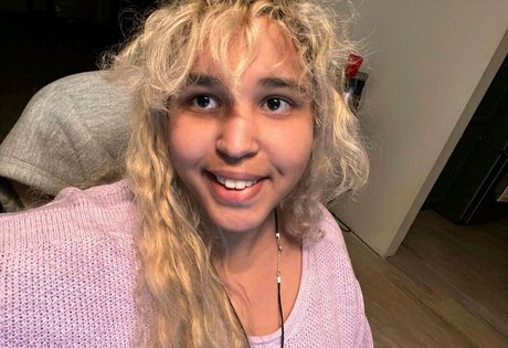 Naakte gelekte OnlyFans-foto van Uwubbgirl