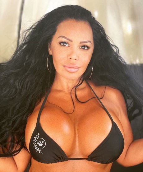 Naakte gelekte OnlyFans-foto van Carolina Luna