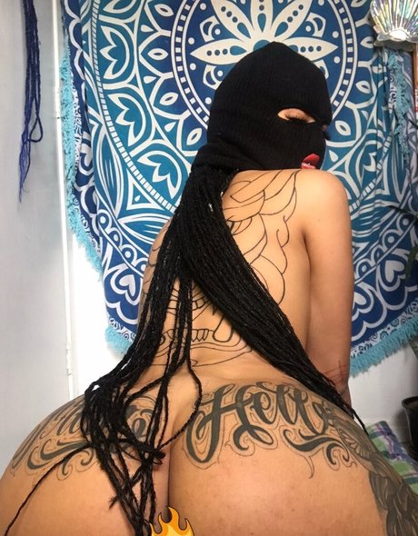 Naakte gelekte OnlyFans-foto van Loka