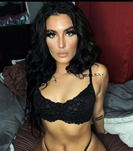 Naakte gelekte OnlyFans-foto van Remiaraeve
