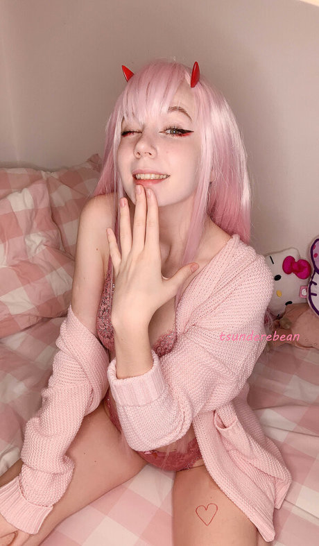 Naakte gelekte OnlyFans-foto van Tsunderebean