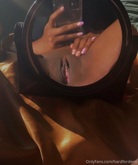 Naakte gelekte OnlyFans-foto van Hardfordemi