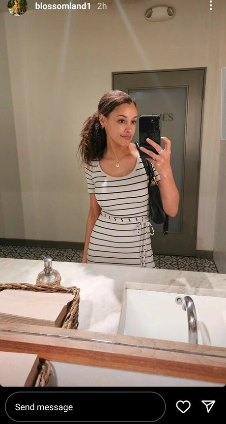 Naakte gelekte OnlyFans-foto van Daisey Wilks Blossoms