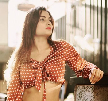 Naakte gelekte OnlyFans-foto van Desi Nri