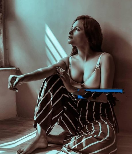 Naakte gelekte OnlyFans-foto van Desi Nri