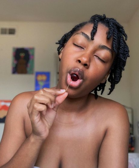 Naakte gelekte OnlyFans-foto van Sapiosuccubust