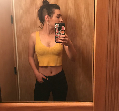 Naakte gelekte OnlyFans-foto van Hannah Marks