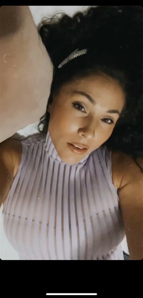 Naakte gelekte OnlyFans-foto van Angelica Curves