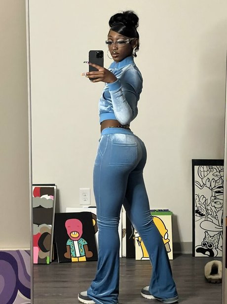 Naakte gelekte OnlyFans-foto van Imani