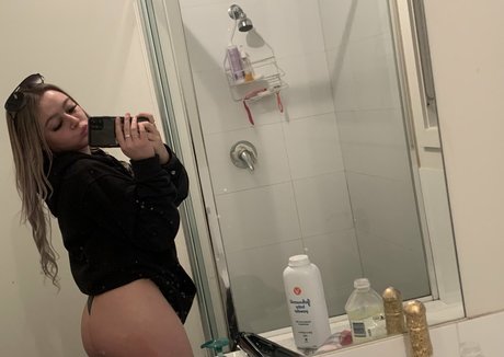 Naakte gelekte OnlyFans-foto van Tenisee Manning