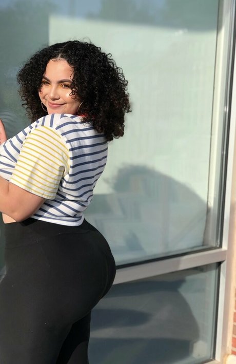 Naakte gelekte OnlyFans-foto van Deanelizyunes