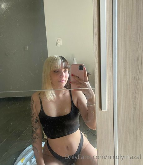 Naakte gelekte OnlyFans-foto van Nicoly Mazali