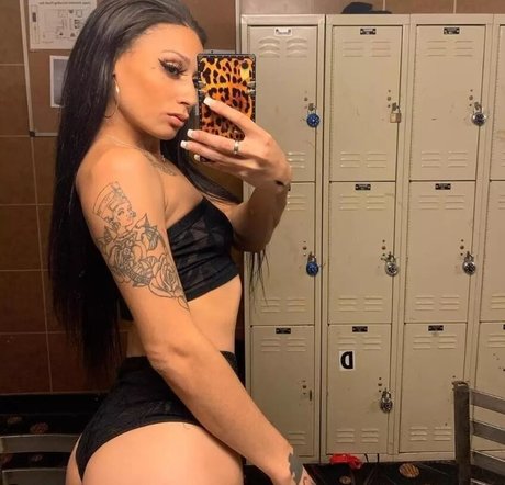 Naakte gelekte OnlyFans-foto van Ferrri Fine