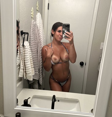 Naakte gelekte OnlyFans-foto van Sloane Nash