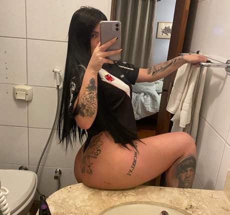Naakte gelekte OnlyFans-foto van Karlla Fariaz