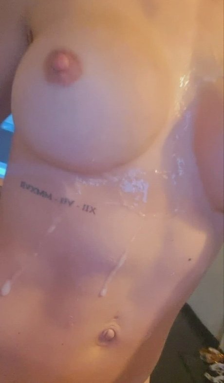Naakte gelekte OnlyFans-foto van Andrablc65