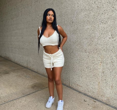 Naakte gelekte OnlyFans-foto van Ari Kumar