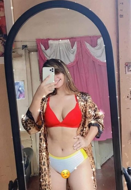 Naakte gelekte OnlyFans-foto van Khayelle Sy