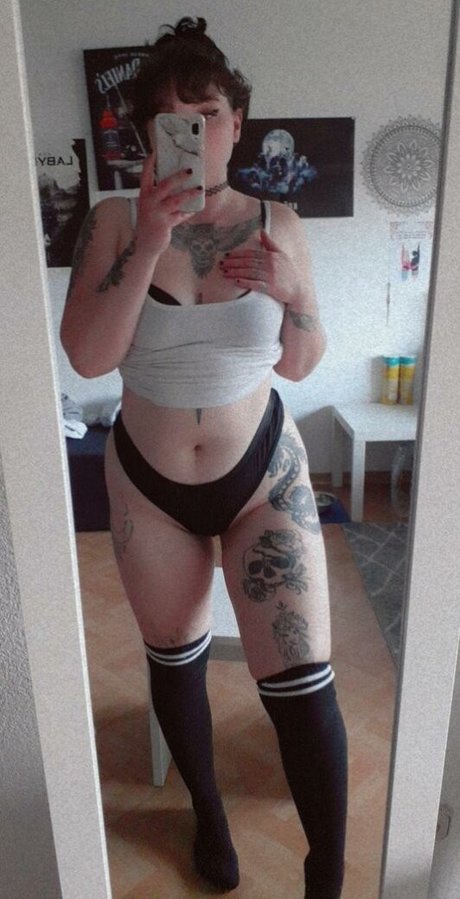 Naakte gelekte OnlyFans-foto van Lenaofficial