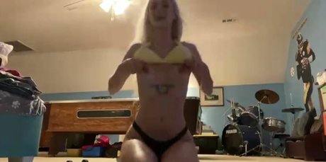 Naakte gelekte OnlyFans-foto van Paniniezz
