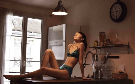 Naakte gelekte OnlyFans-foto van Naomi Chau