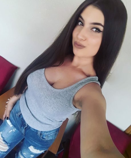 Naakte gelekte OnlyFans-foto van Coanda Mihaela