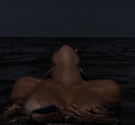 Naakte gelekte OnlyFans-foto van Lalumi