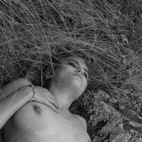 Naakte gelekte OnlyFans-foto van Emma Skau