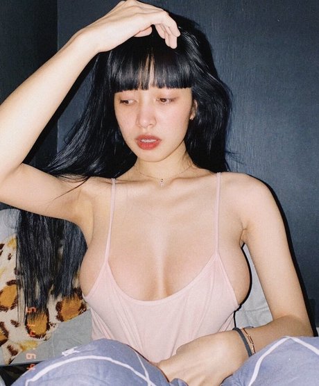 Naakte gelekte OnlyFans-foto van Pataraporn