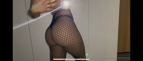 Naakte gelekte OnlyFans-foto van Monasixx