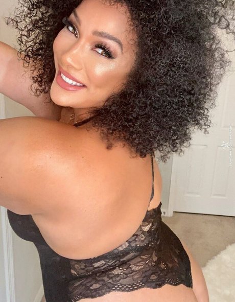 Naakte gelekte OnlyFans-foto van Lina Fanene