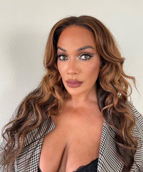 Naakte gelekte OnlyFans-foto van Lina Fanene