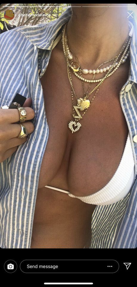 Naakte gelekte OnlyFans-foto van Cherie Madeline