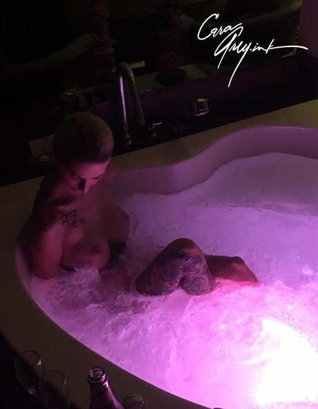 Naakte gelekte OnlyFans-foto van Caragreyink
